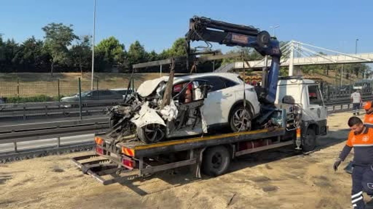Küçükçekmece D-100'de otomobilin İETT otobüsüne çarpması: üç kişi yaşamını yitirdi