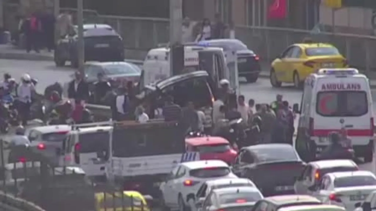 Küçükçekmece'de bariyere çarpan hafif ticari araç için ekipler sevk edildi
