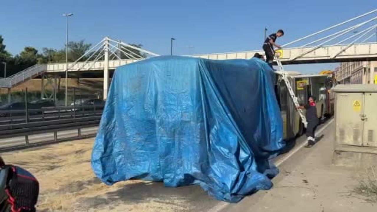 Küçükçekmece'de d-100'de çarpışma: İETT otobüsüne çarpan araçta 3 kişi hayatını kaybetti