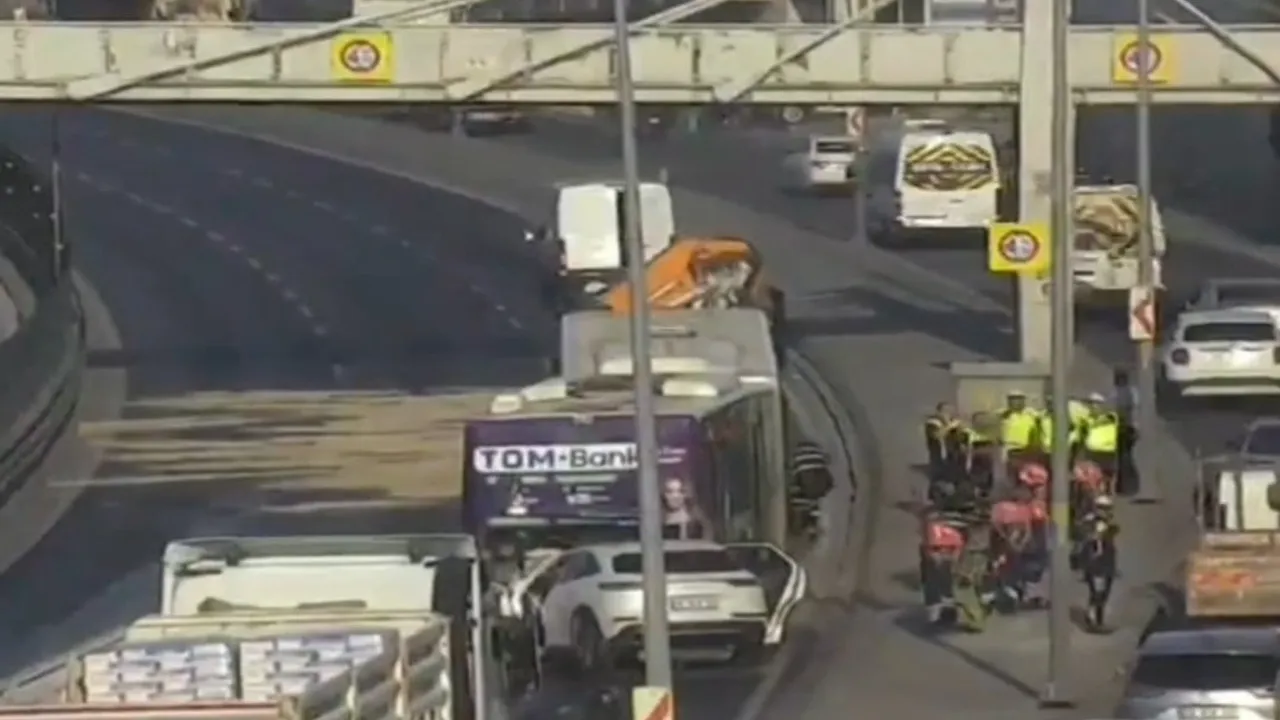 Küçükçekmece'de D-100'de kaza: otomobilin İETT otobüsüne çarpması sonucu üç kişi hayatını kaybetti