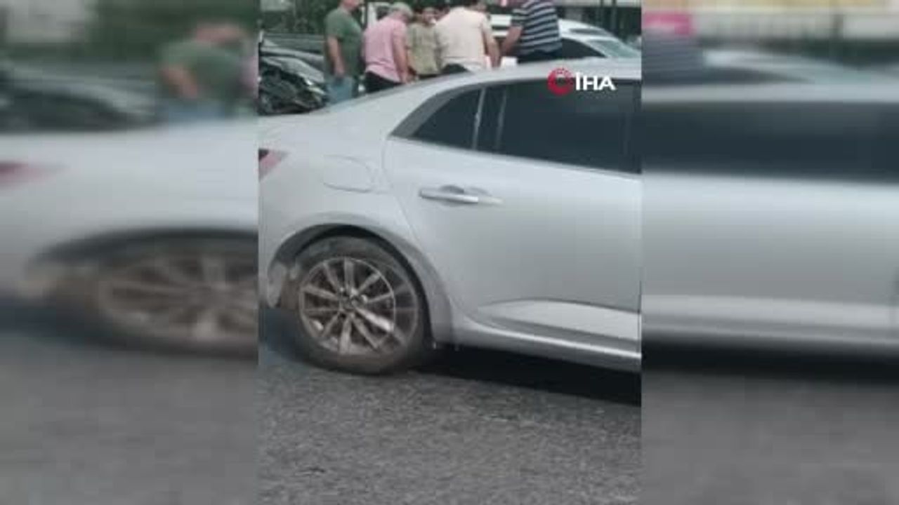 Küçükçekmece'de kontrolü kaybeden ticari araç bariyere girdi
