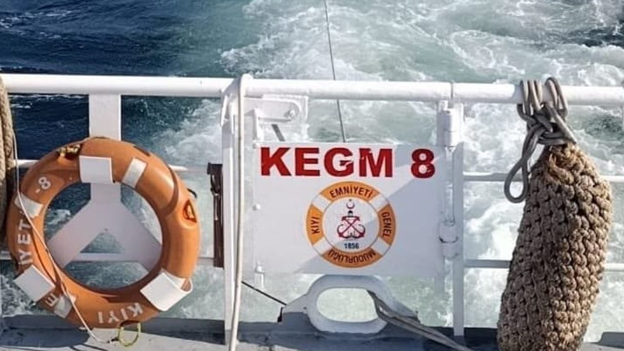 Küçükçekmece'de makine arızası yaşayan tekne kıyı emniyeti tarafından kurtarıldı