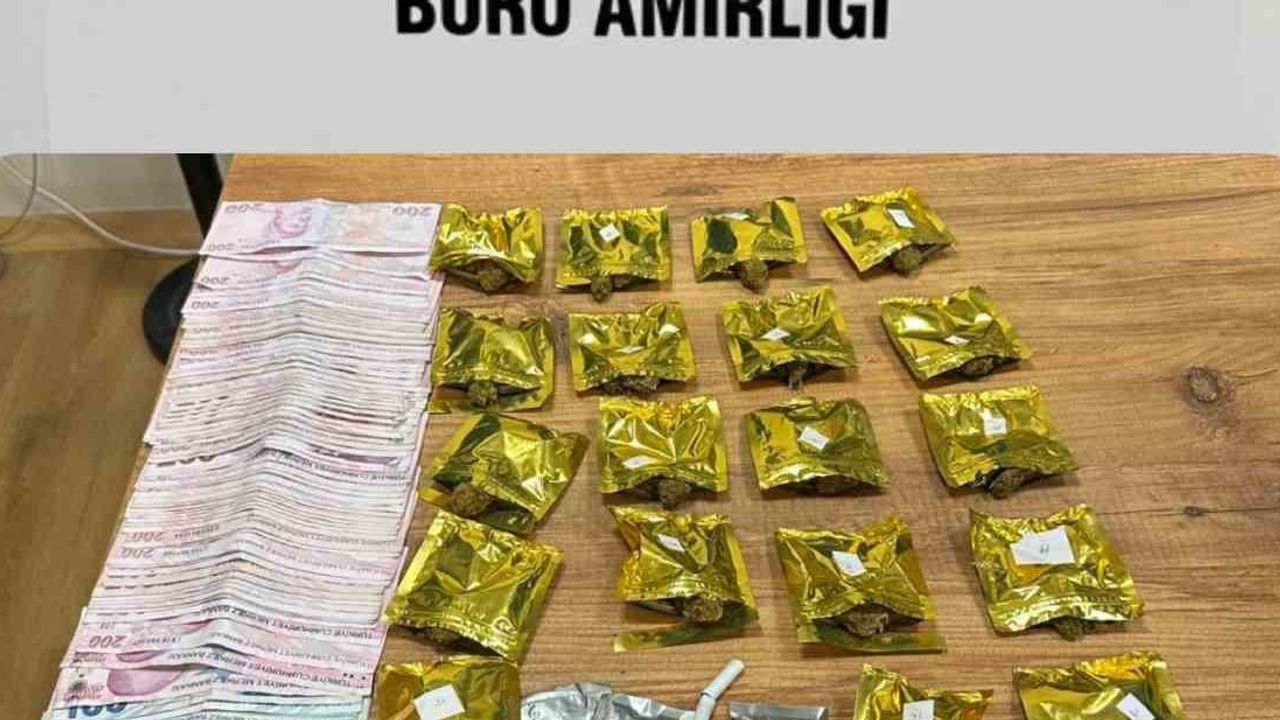 Küçükçekmece'de tavan ve koltuk altına saklanan paketlerle yakalanan kurye tutuklandı