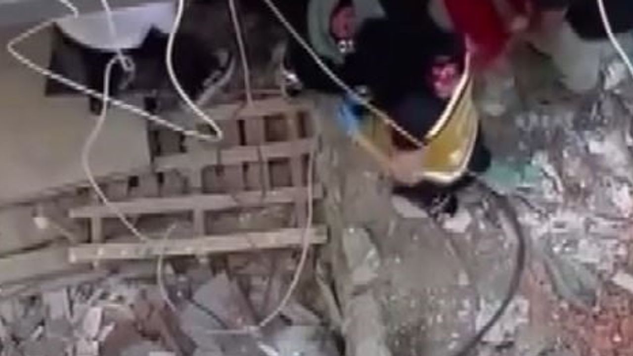 Küçükçekmece'de üst kattan düşen işçi ağır yaralandı, polis inceleme başlattı