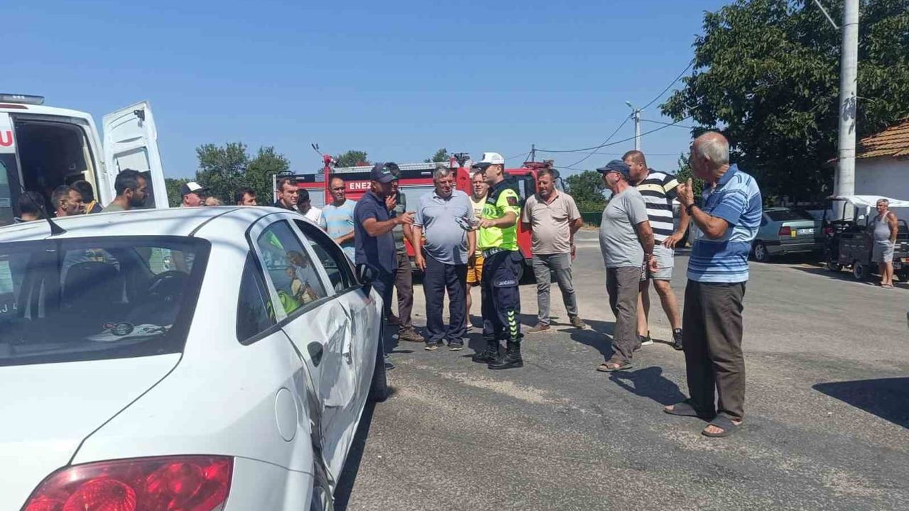 Küçükevren'de iki otomobil çarpıştı: üç kişi Keşan Devlet Hastanesi'ne kaldırıldı