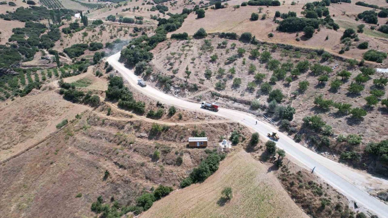Kula'da 12,5 kilometrelik bağlantı yolu çift kat soğuk asfaltla yenileniyor
