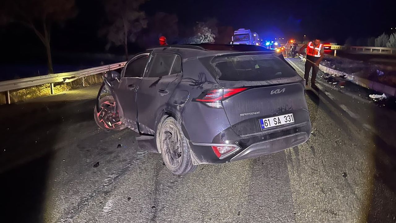 Kula’da direksiyon hakimiyetini kaybeden araç karşı şeride geçip 4 kişinin yaralanmasına yol açtı