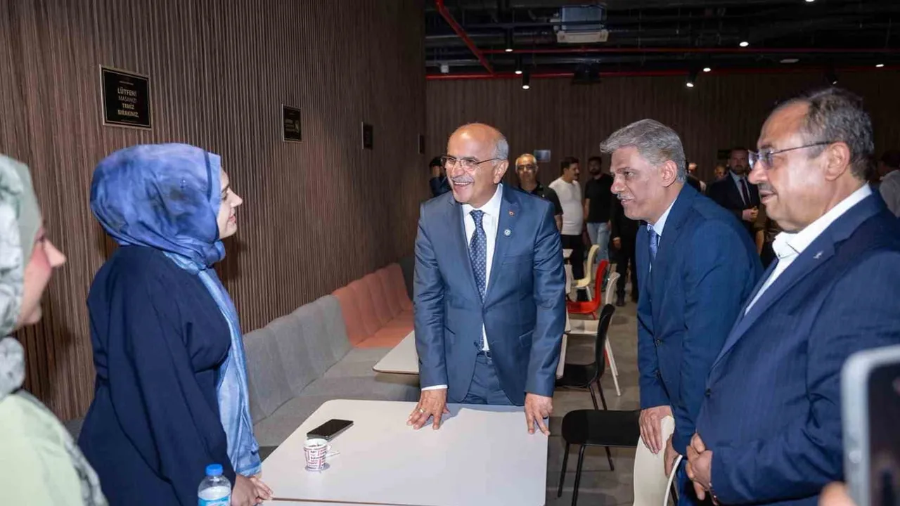 Kültür yatırımlarının odağında Nadir Alpaslan, Malatya şehir kütüphanesini gezdi