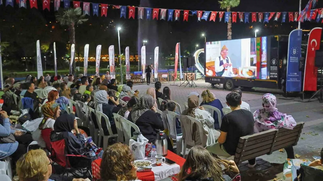 Kültürpark'ta göl manzarası eşliğinde Yeşilçam geceleri başladı