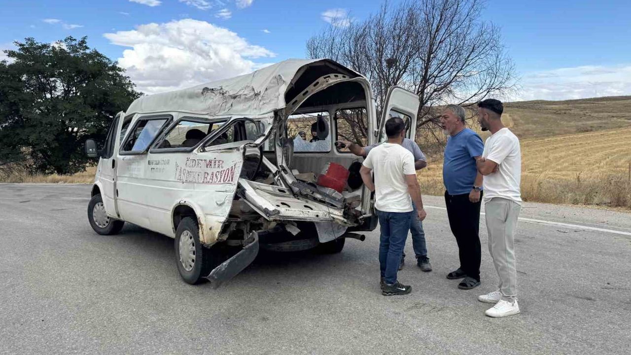 Kulu'da kavşakta çarpışma: ev eşyası yüklü kamyonet devrildi, yaralı yok