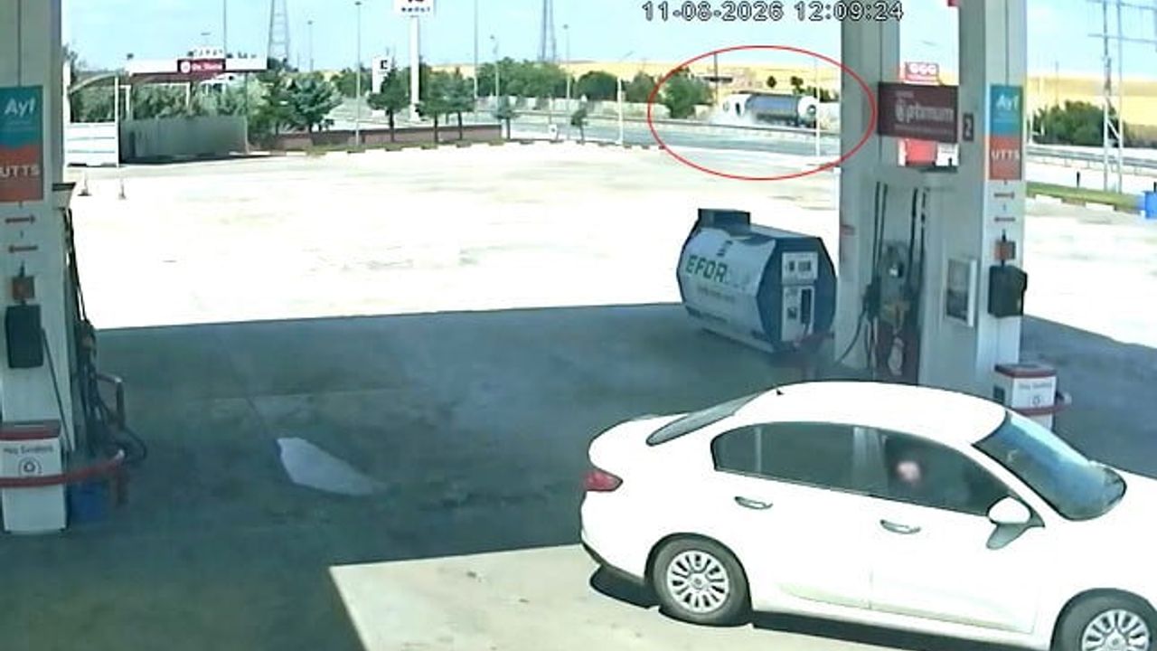 Kulu kavşağında tır sürücüsü kalp krizi geçirince bariyerlere çarptı