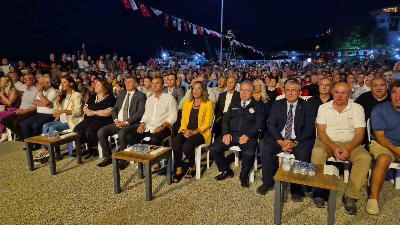 Kumbağ'da sezon açılışı: balıkçılar dualar ve havai fişeklerle denize uğurlandı