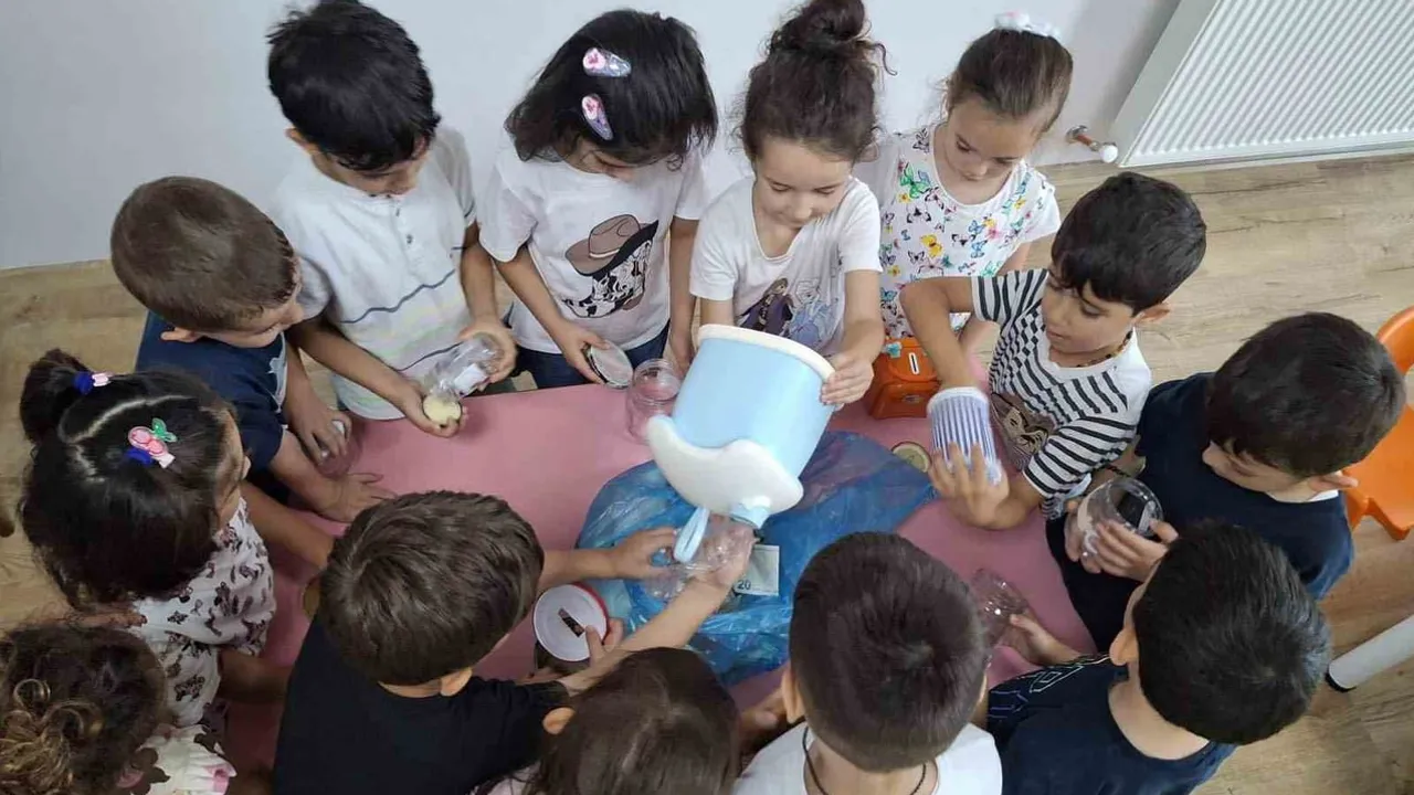 Kumbarasını paylaşan yaklaşık 2 bin öğrenci Bolvadin'de yetimlere kırtasiye desteği verdi
