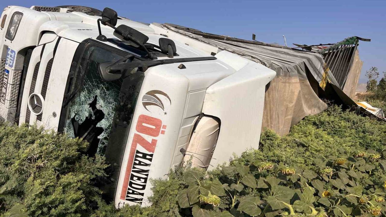 Kumlu'da tarlaya uçan tır yoldaki rulo sacları savurdu