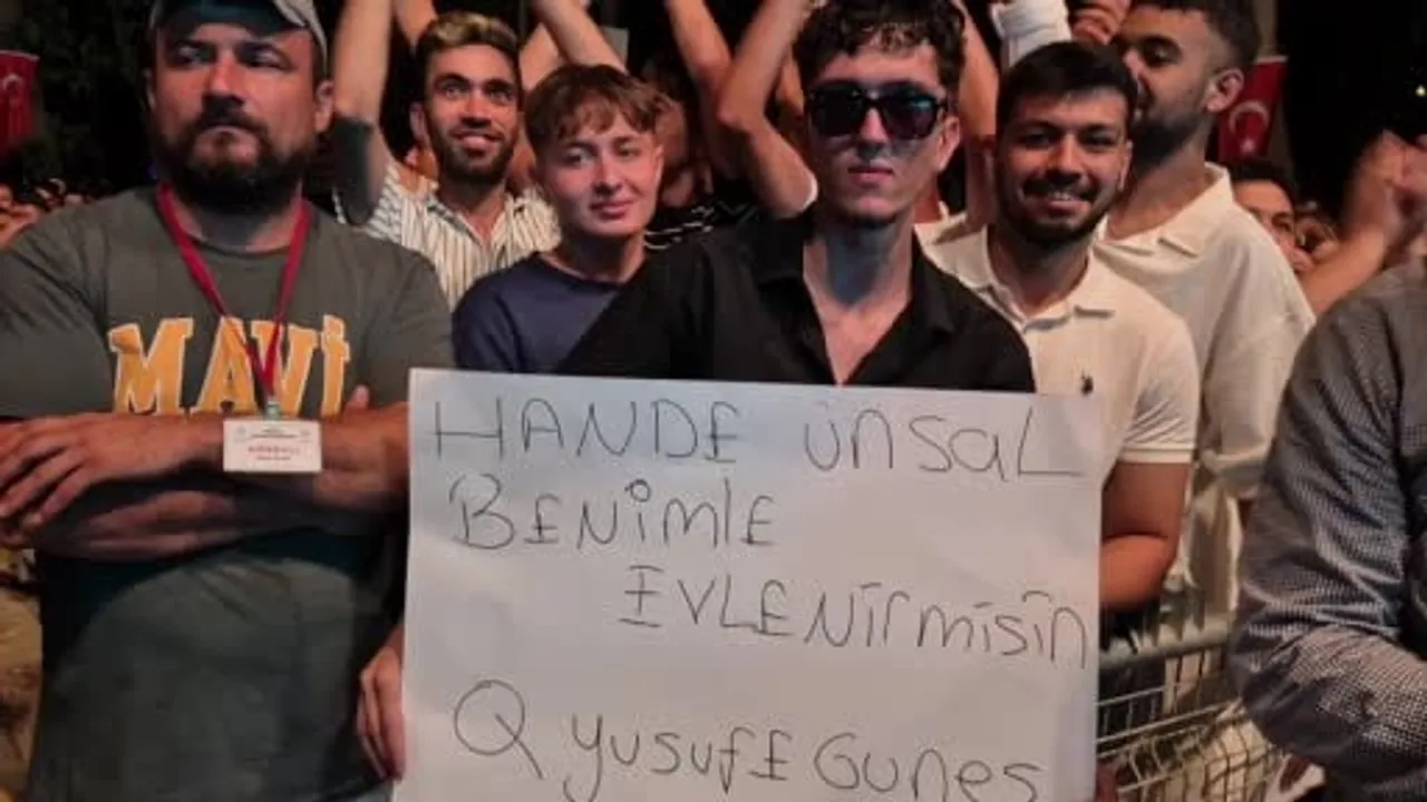 Kumluca bal festivalinde pankartlı teklif ve sahnede ilginç anlar