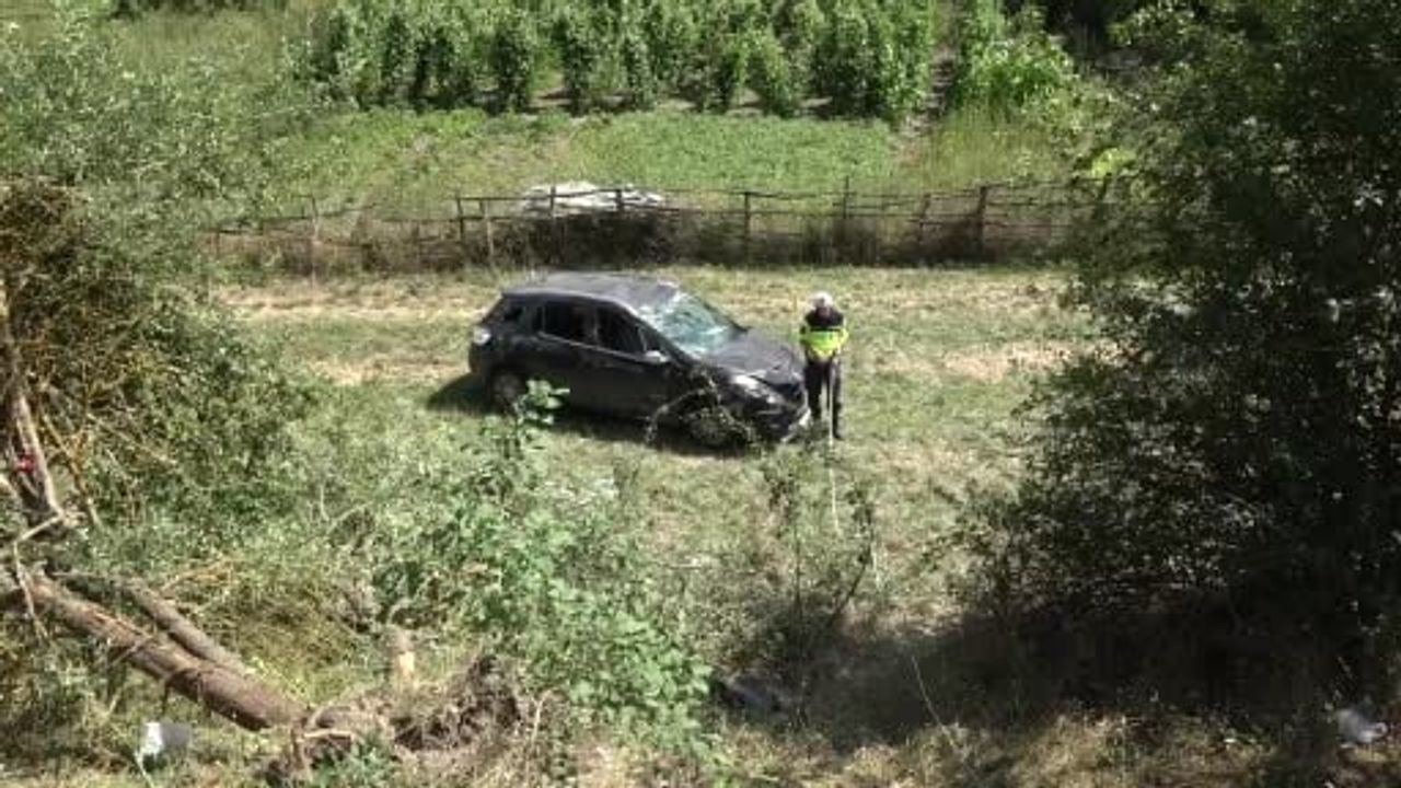 Küre'de virajı dönerken kontrolden çıkan otomobil şarampole yuvarlandı