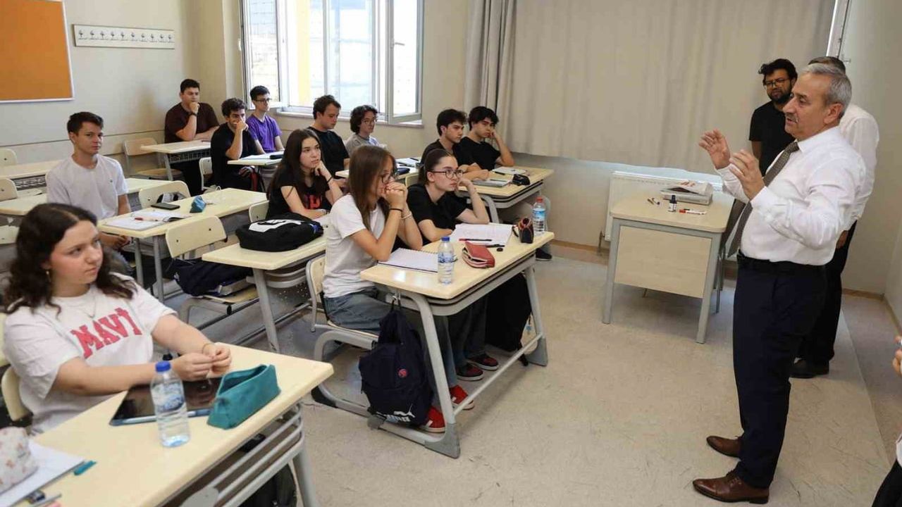 Kurslarda hedefe odak: Akbaş öğrencilerle YKS hazırlığını konuştu