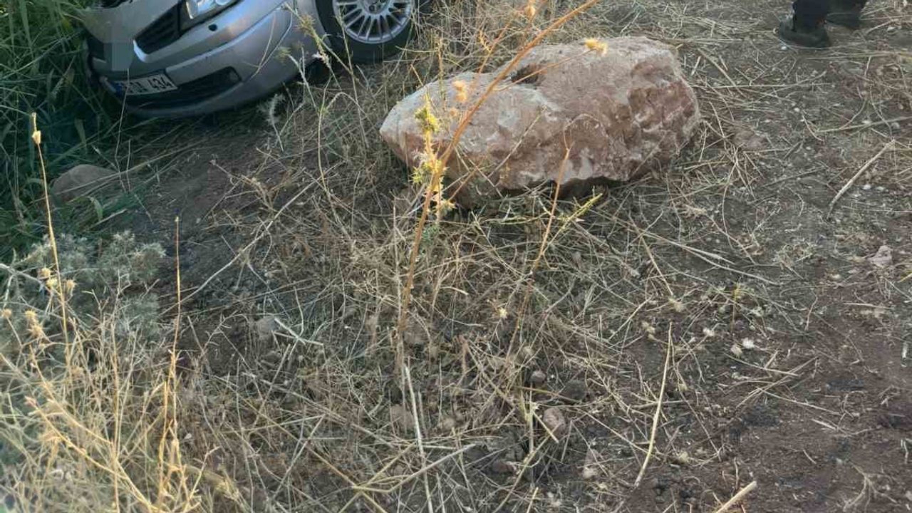 Kurtalan'da otomobil devrildi: üç kişi yaralandı
