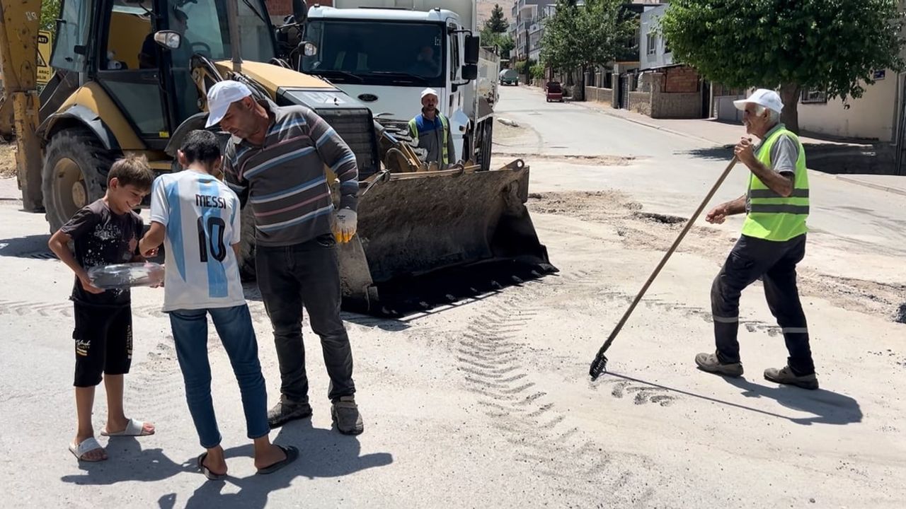 Kurtalan'da sıcak asfalt işçilerine çocuklardan serin jest