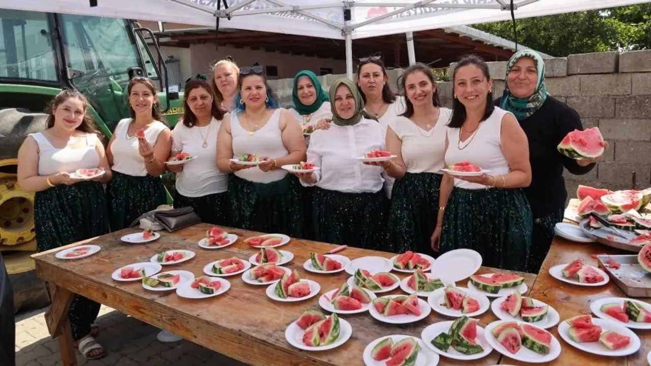 Kurtdere'de üçüncü geleneksel karpuz şenliği oyun, yarışma ve müzikle kutlandı
