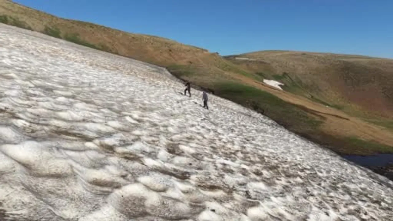 Kurtik Dağı'nda yaz sıcağında buz deneyimi: kampçıların karpuzlu anları