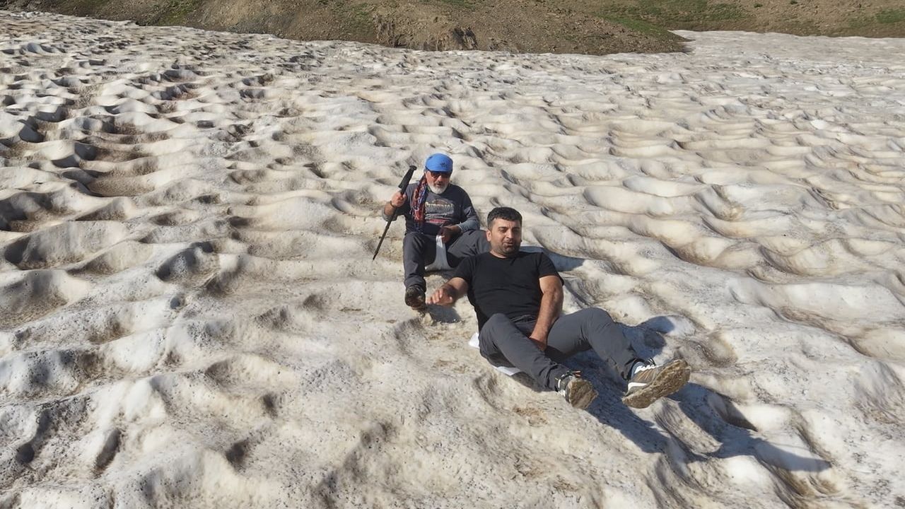 kurtik dağı'nda yazın kar ve buzul göletleriyle gelen farklı kamp deneyimi