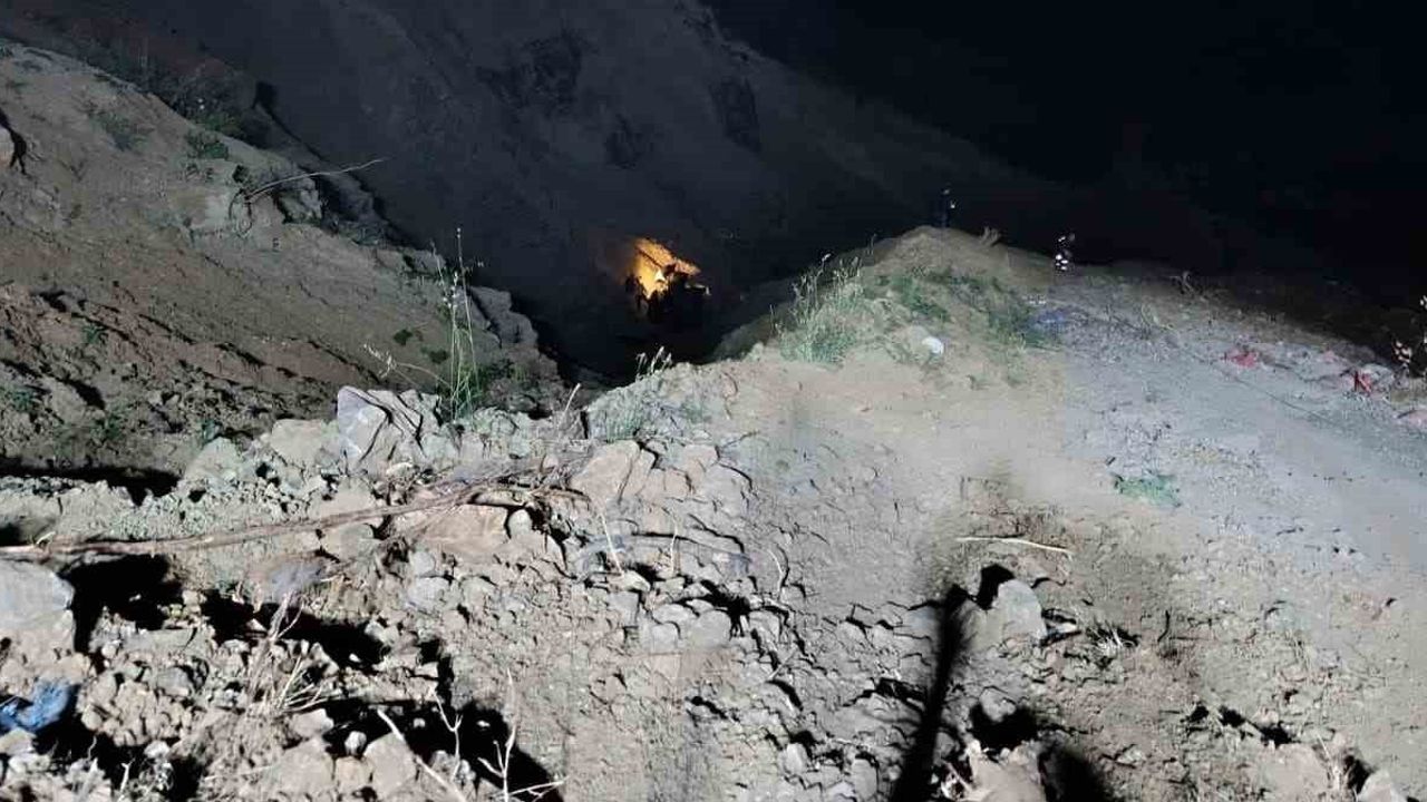 Kürtün Kırgeriş'te direksiyon hakimiyetini kaybeden otomobil uçuruma yuvarlandı; bir ölü, iki yaralı