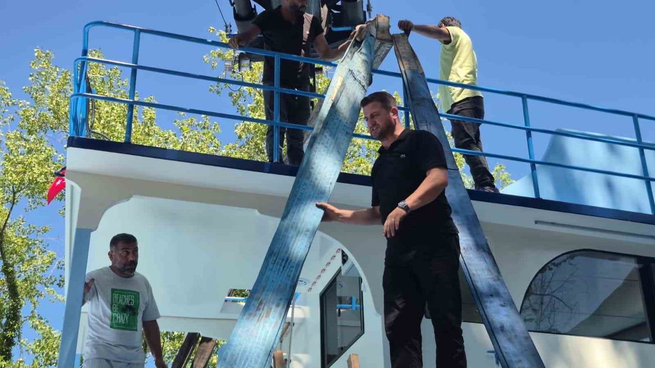 kurucaşile’de 11 metrelik tekne dar sokaklardan karadan yürütülerek denize indirildi