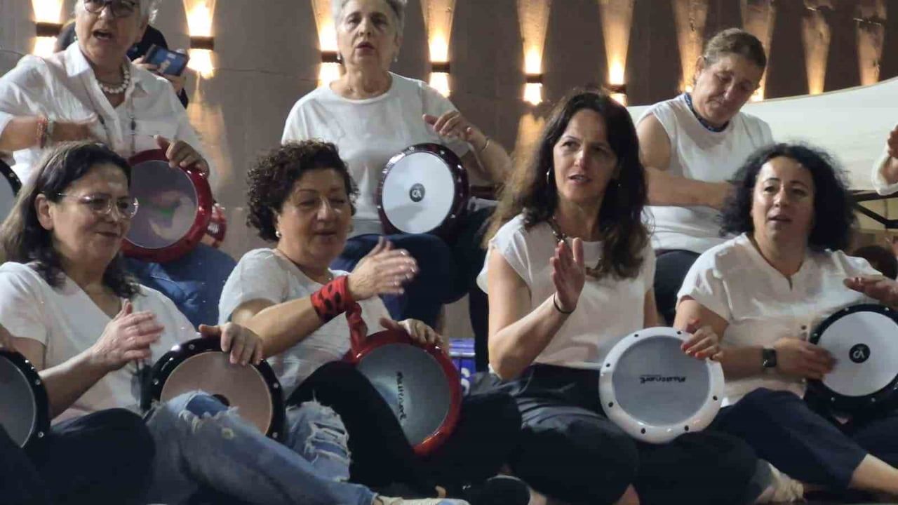 Kurucaşile'de ahşap tekne festivalinde sahnede dans, kısa süreli elektrik arızası