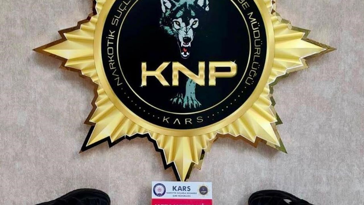 Kuryenin ayakkabısı içinde 20 parça metamfetamin yakalandı