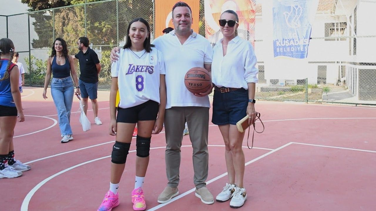Kuşadası'nda gençliğe miras: yenilenen basketbol sahası Efe İbrikoğlu'nun adıyla açıldı