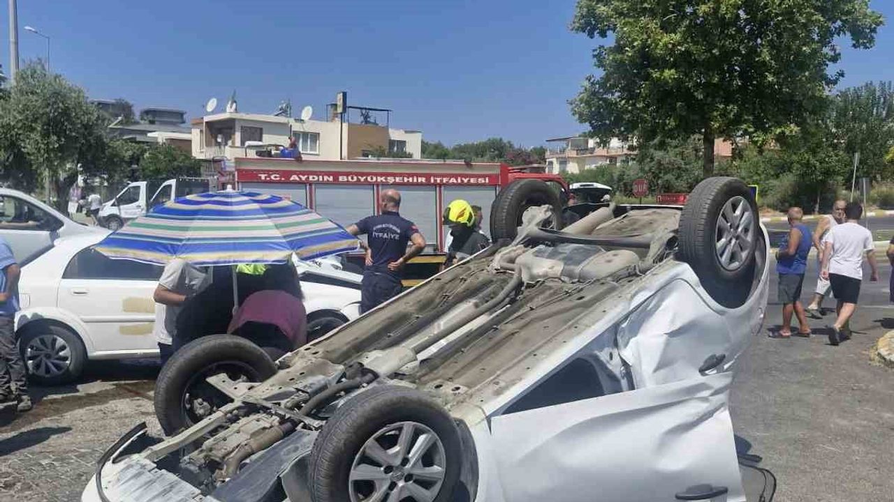 Kuşadası'nda kavşakta çarpışma: ters dönen otomobilde sürücü sıkıştı ve yaralandı