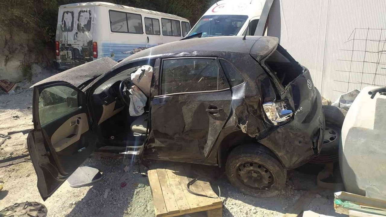 Kuşadası'nda savrulan otomobil iş yeri kolonuna çarptı, iki kişi ağır yaralandı