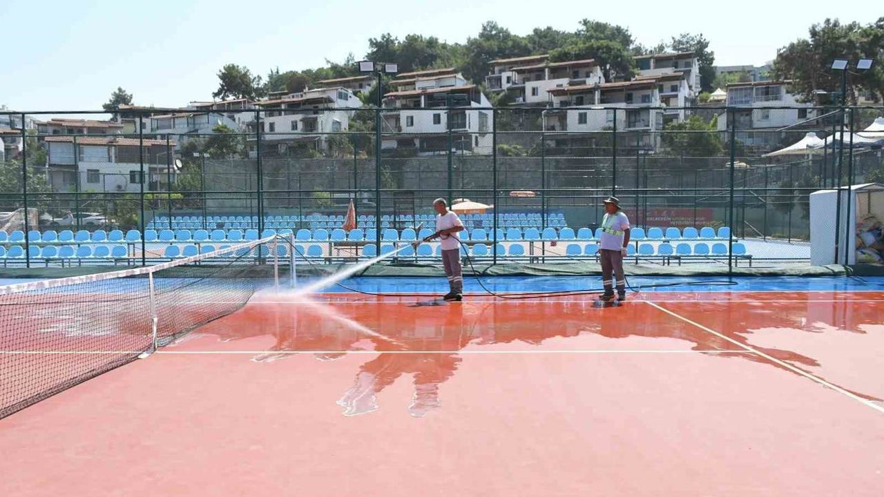 Kuşadası'nda sporcular için hijyen seferberliği: tenis kortlarında kapsamlı yıkama