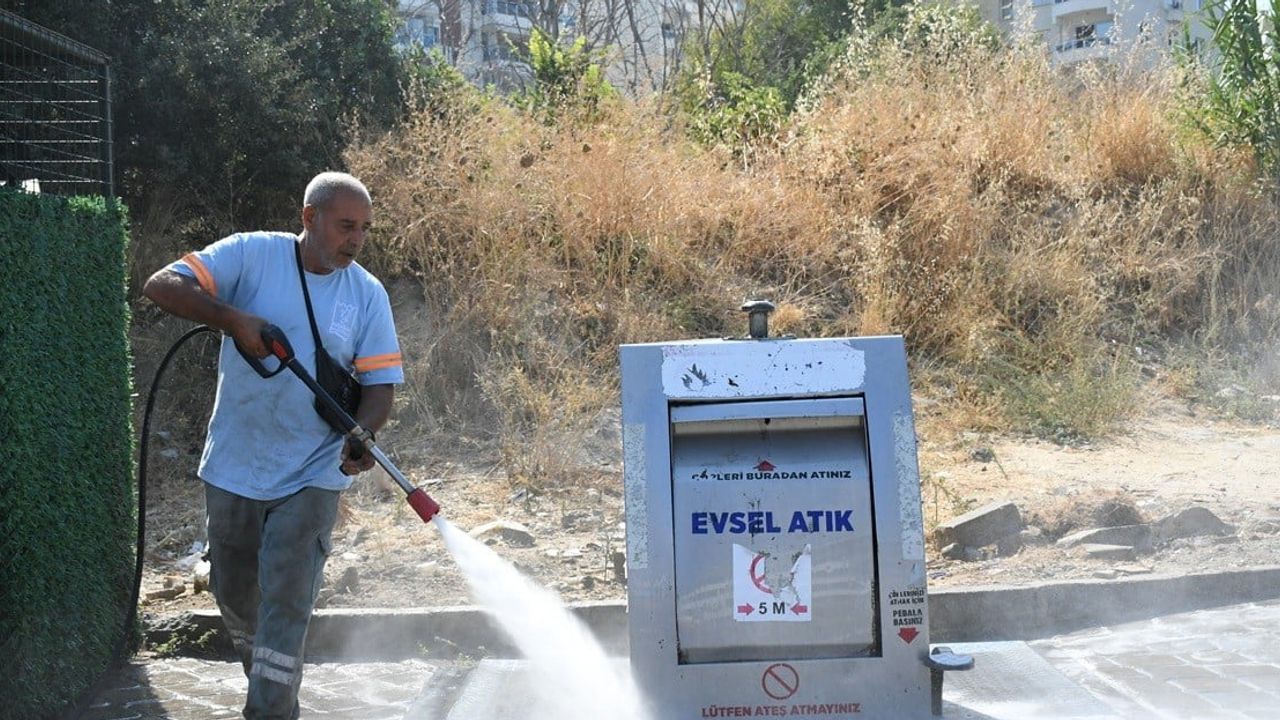 Kuşadası'nda temizlik seferberliği: yaz trafiğine karşı 7/24 çalışma