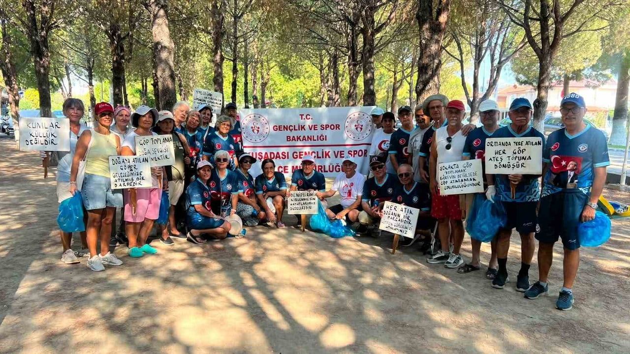 Kuşadası sahilinde spor ve temizlik el ele