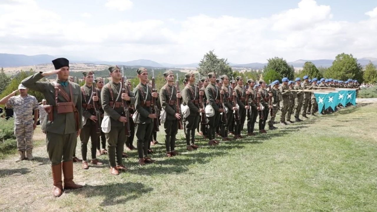 Kütahya’da büyük zaferin 104. yılı anma törenleri ve gençlik yürüyüşüyle kutlandı