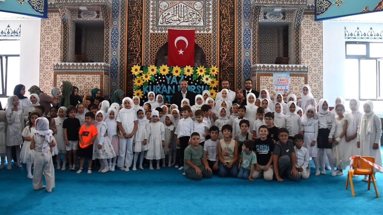Kütahya'da camide buluşma: müftü Dr. İrfan Açık yaz Kur'an kursu öğrencileriyle bir araya geldi