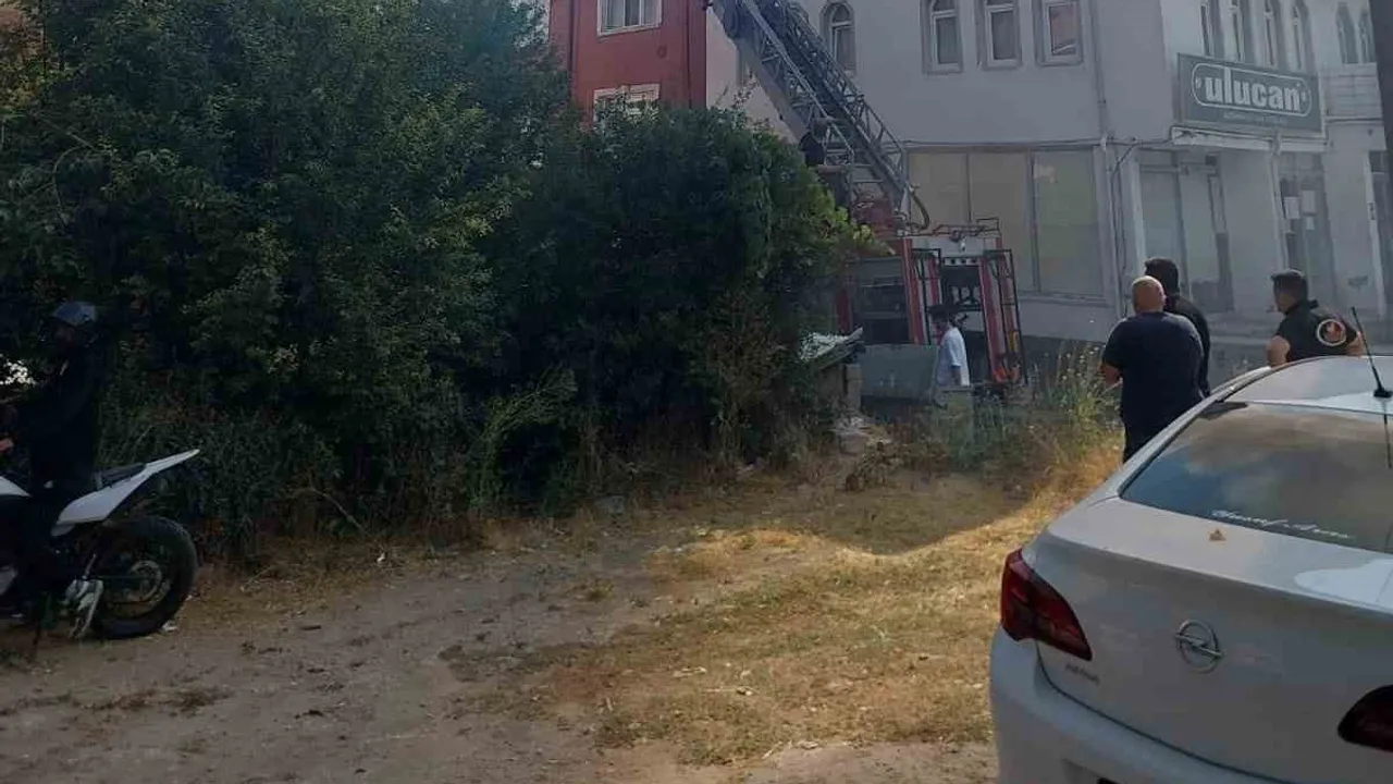 Kütahya'da çatı katında çıkan yangın maddi hasara yol açtı