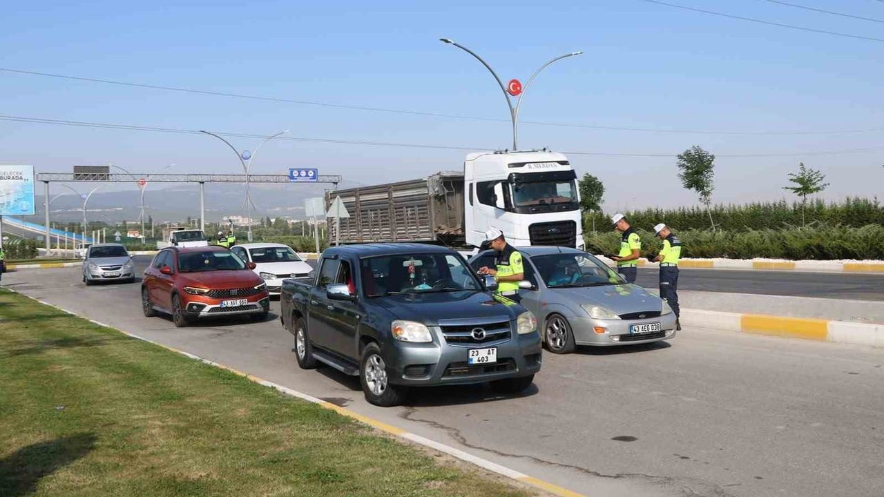 Kütahya’da hedef can güvenliği: emniyet kemeri ve çocuk bağlama denetimi