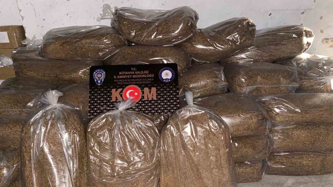 Kütahya'da iki araçta 1 ton 716 kilogram tütün ve kaçak e-sigara ele geçirildi