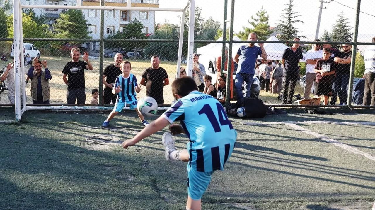 Kütahya'da mahalle şenliği ve penaltı heyecanı bir araya geldi