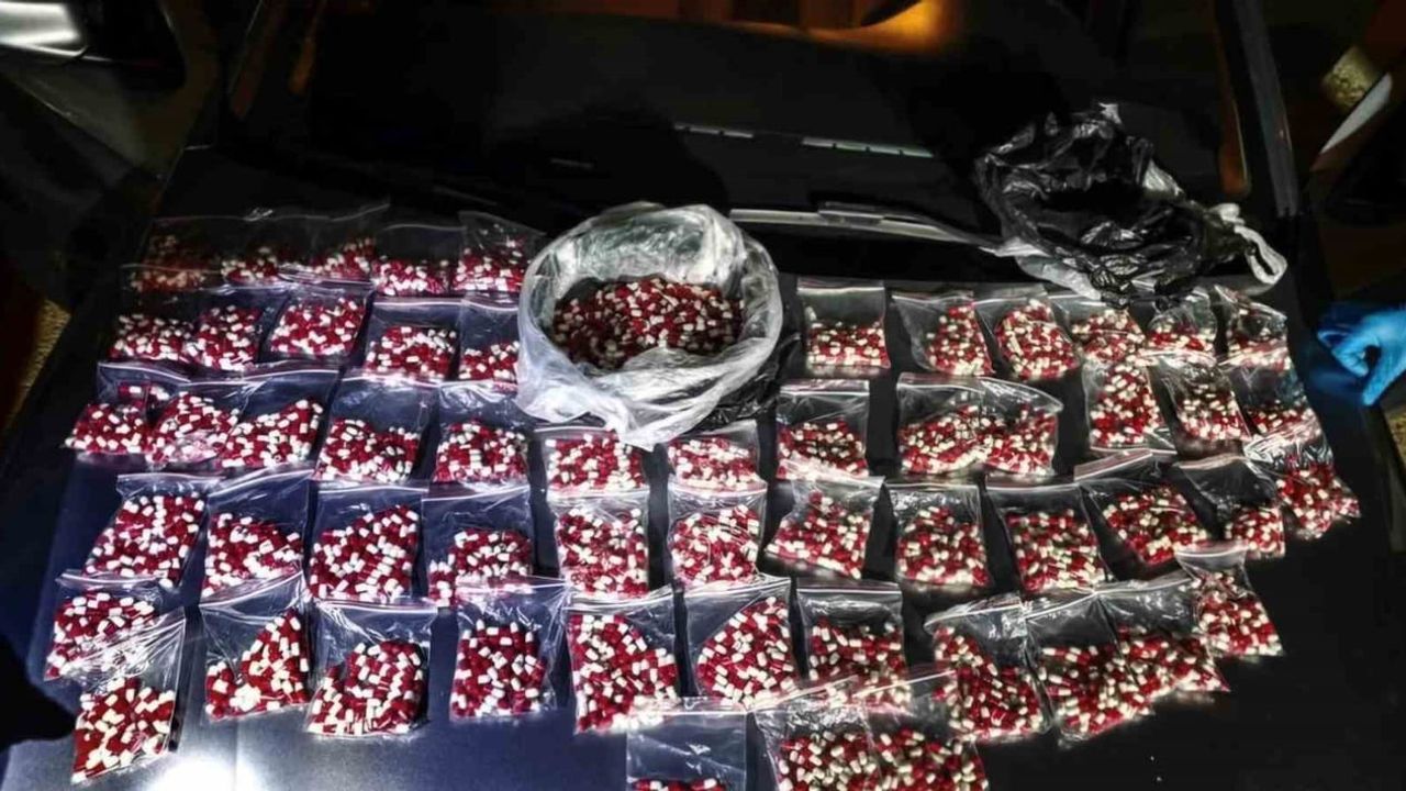 kütahya'da simav girişinde durdurulan araçta 3 bin 716 reçeteli sentetik hap bulundu