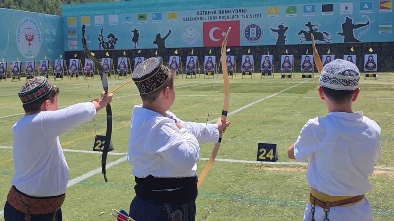Kütahya ok meydanında 490 minik ve yıldız okçu şampiyonluk için atışa geçti