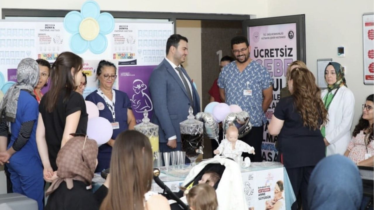 Kütahya şehir hastanesi'nde anne sütü desteği için bilgilendirme etkinliği