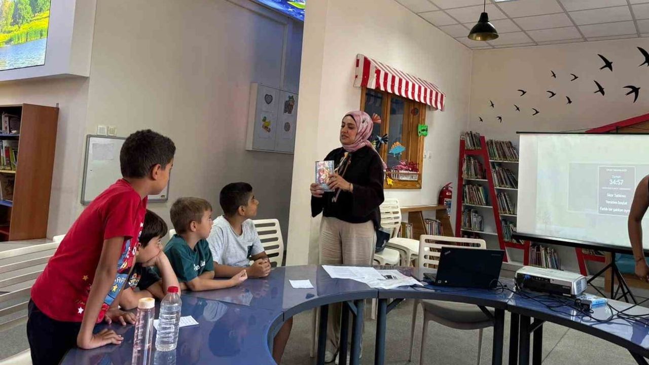 Kütüphanede drama ile öğrenen çocuklar keşfe çıktı