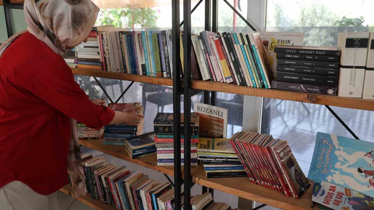 Kütüphanede okuduğu kitabı çantasına koyup götürdü, işletmeci tepki gösterdi