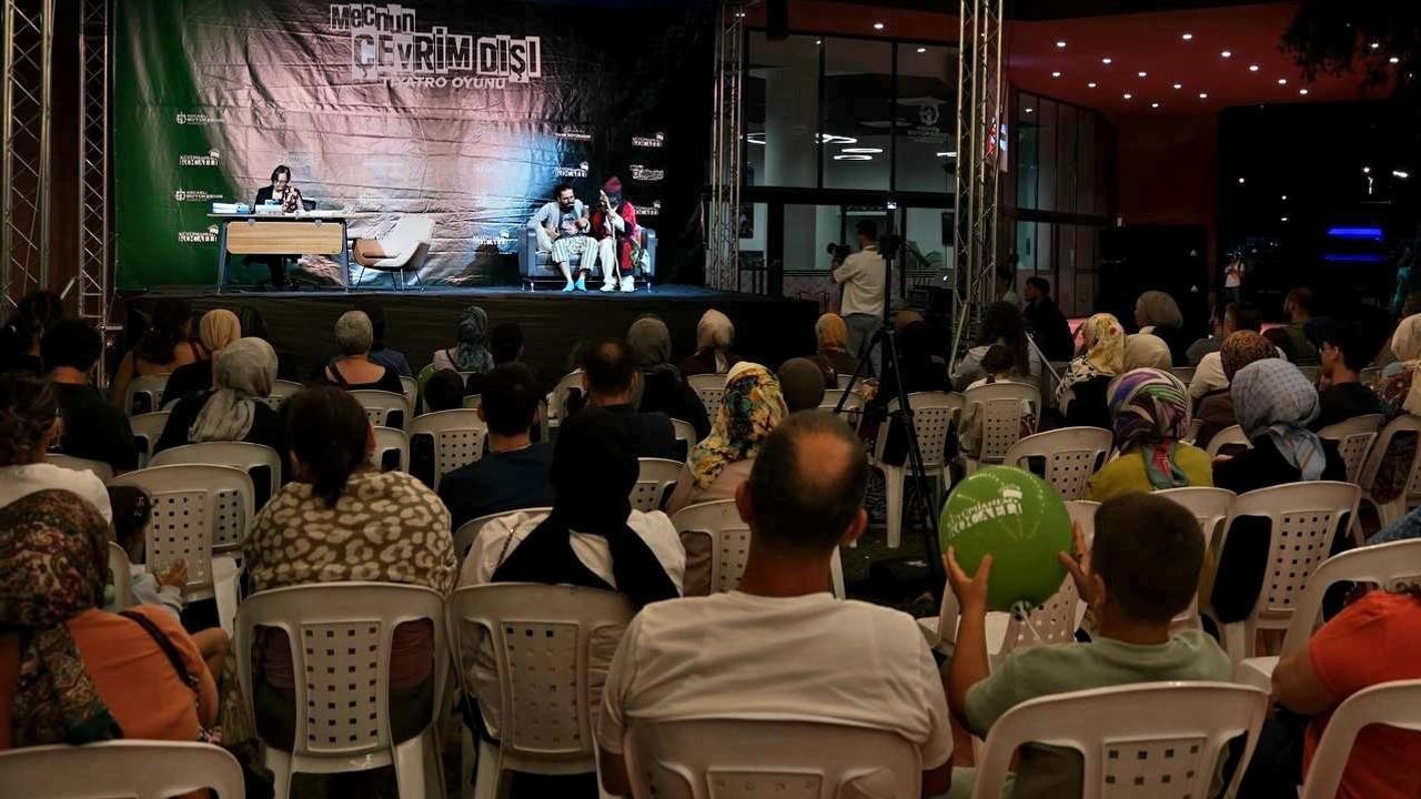 Kütüphanede tiyatro: kitapların arasında sanat dolu bir akşam