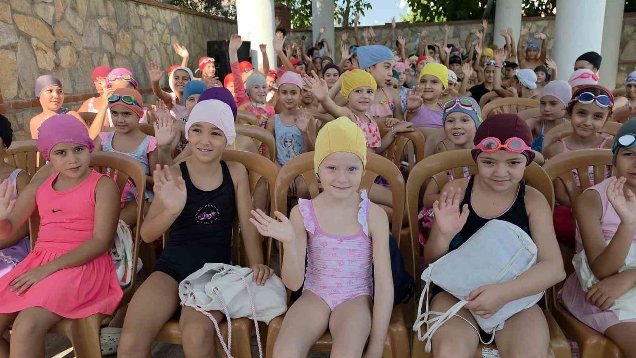 Kuyucak'ta genç yüzücüler hünerlerini final gösterisinde sergiledi