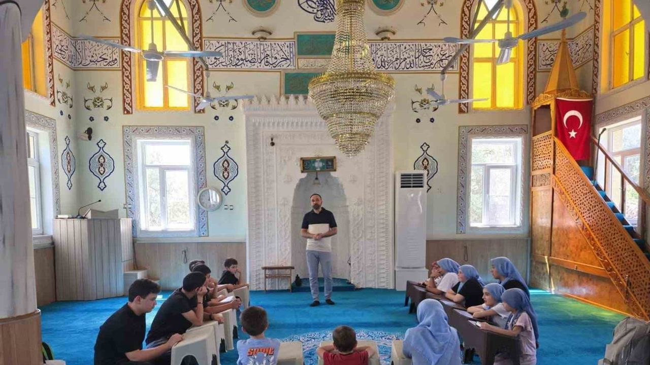 Kuyucak'ta gençlere yaşam becerileri odaklı yaz Kur'an rehberliği